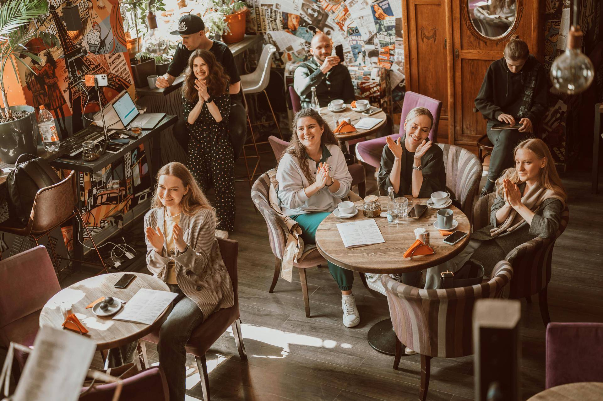 Vaksne som møtes med koseleg stemning. Foto: Pexels